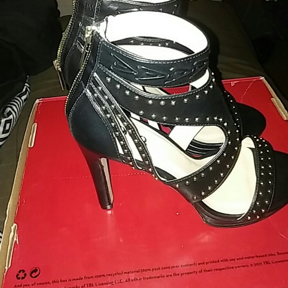 Shoes - Picture 2 of 4